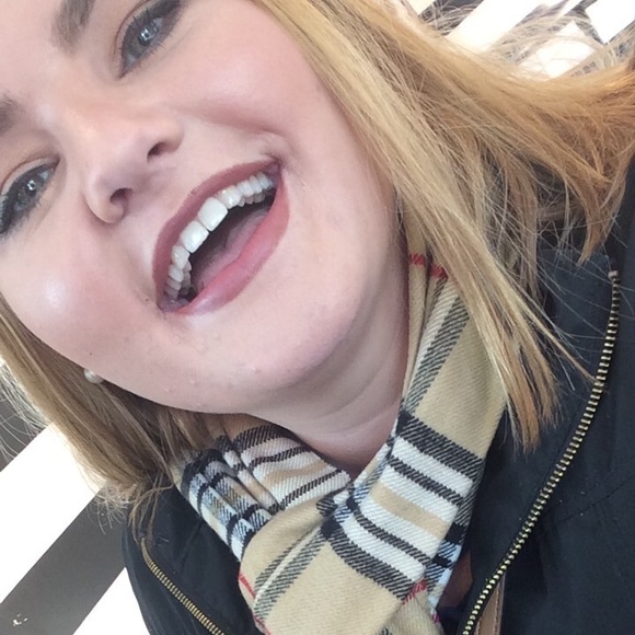 Meet your Posher, Ashley! - Picture 2 of 6